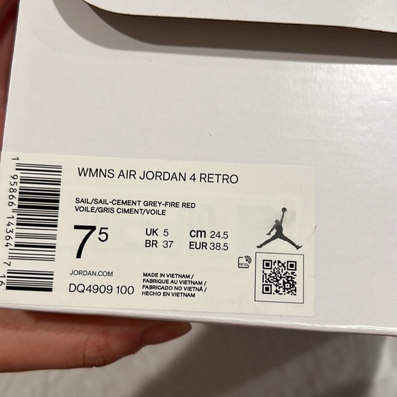 FINAL SALE: Woman’s Air Jordan 4 “Blank Canvas” - Picture 10 of 11